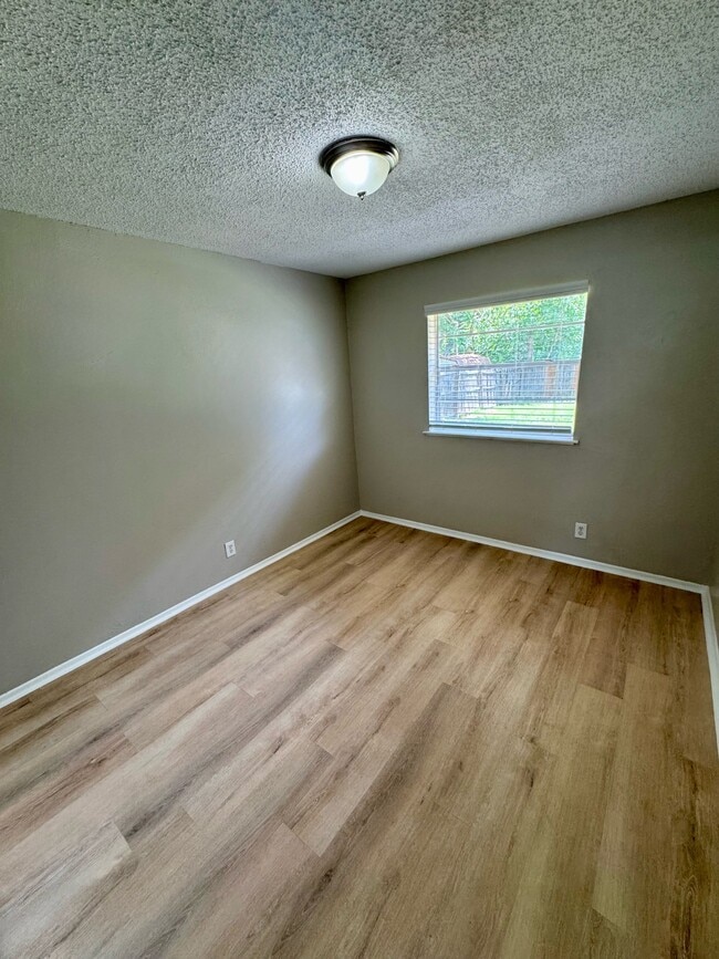 Building Photo - 6000 Lindy Ln