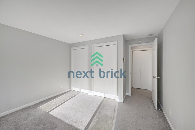Building Photo - Welcome to this beautifully updated 2-bedroom, 1-bath apartment located in the heart of Queen Anne