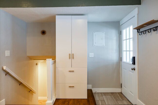 Building Photo - 4671 S Greenvalley Dr