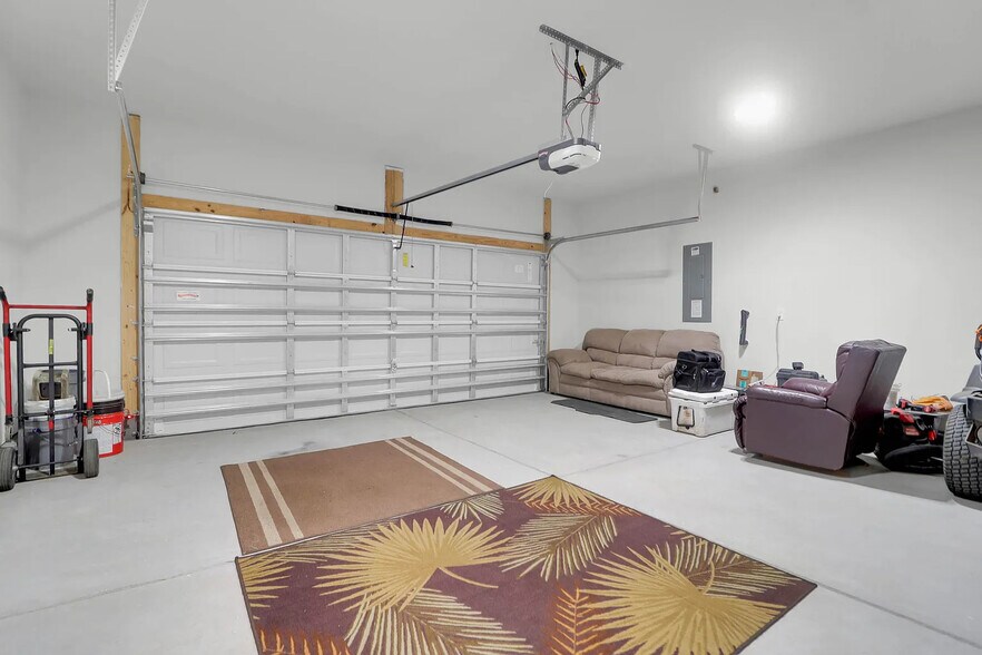 Large garage with plenty of work space - 2755 Tyler St