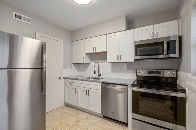 Building Photo - 5823 Lindenwood Ave