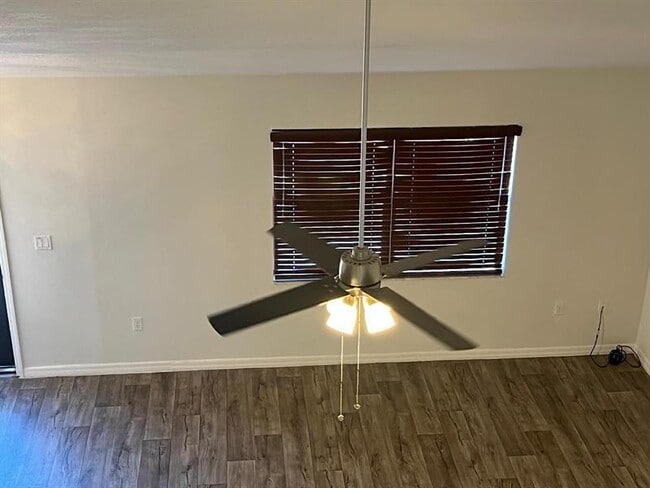 Building Photo - 1006 Villaway W