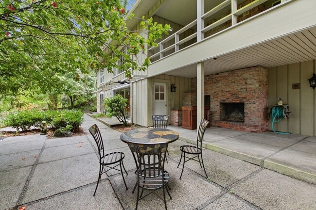 Building Photo - 4 Bed 2.5 Bath available in Kirkland