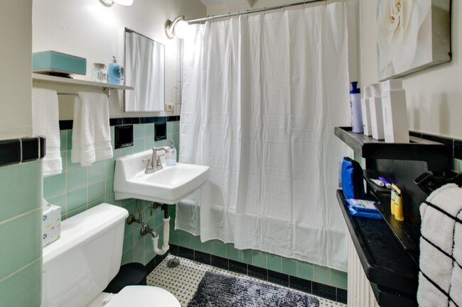 Building Photo - 131 S 39th St