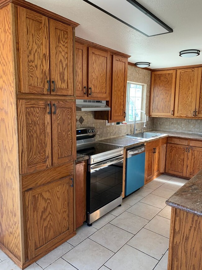 Building Photo - Country Home!