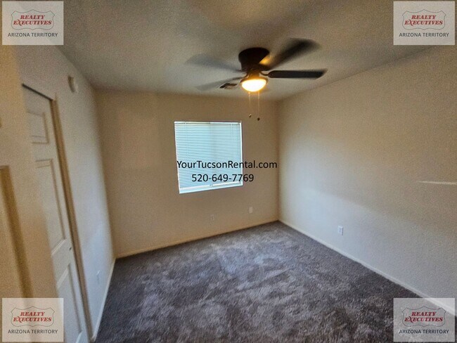 Building Photo - 3/2 & a Loft, AC off of River Road near Oracle Road