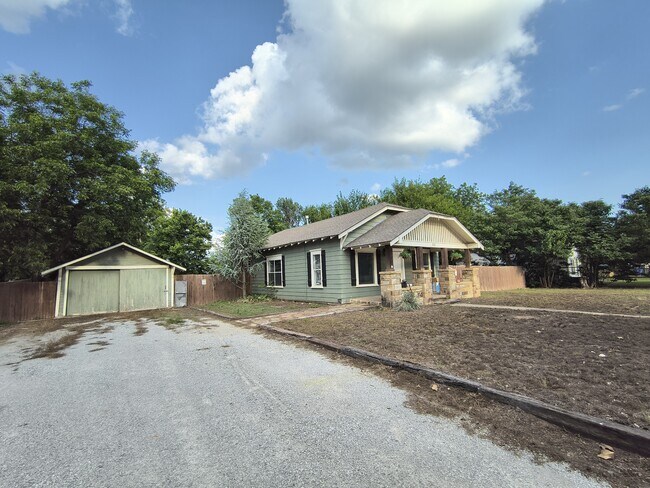 Building Photo - 206 S Elm St