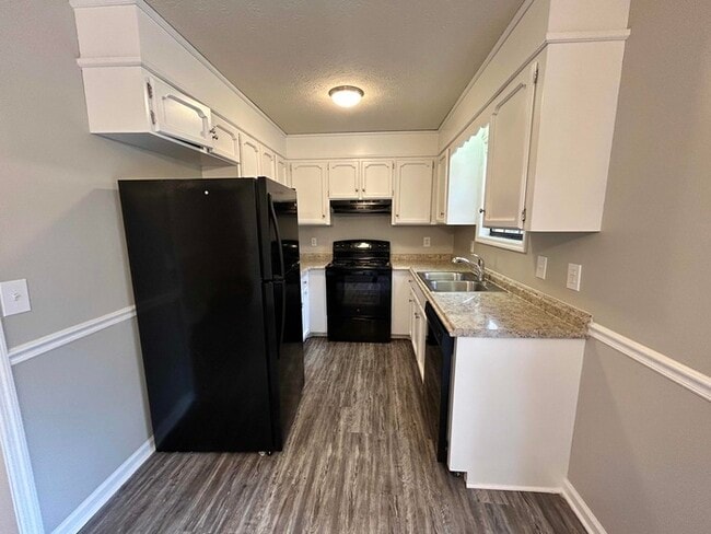 Building Photo - Stunning 3 bed / 2 bath home | Available now!