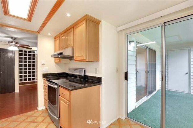 Building Photo - Location, Location, Location 3-bedroom Sammamish Bluffs Condo