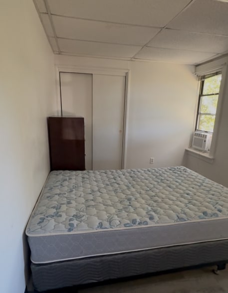 Building Photo - 1059 Danby Rd