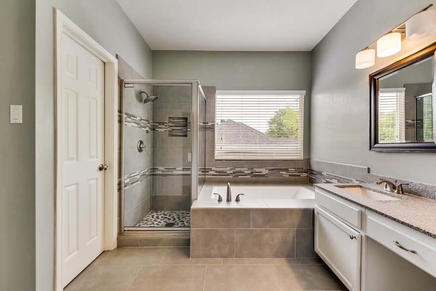 Master Bathroom - 4231 Crestedge Ln