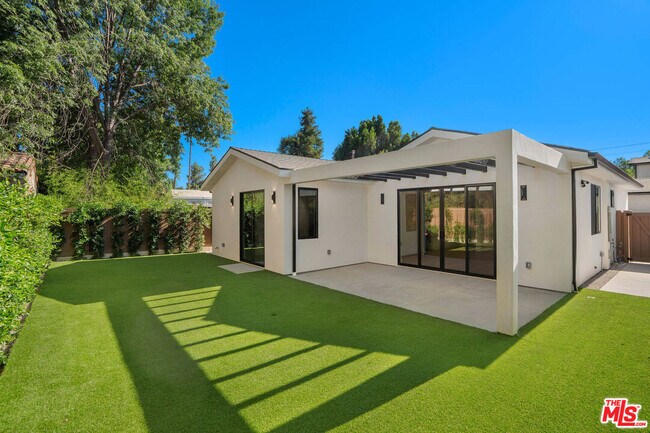 Building Photo - 5656 Winnetka Ave