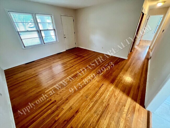 Building Photo - Darling 4 Bed 2 Bath Ranch in Olathe-Available NOW!!