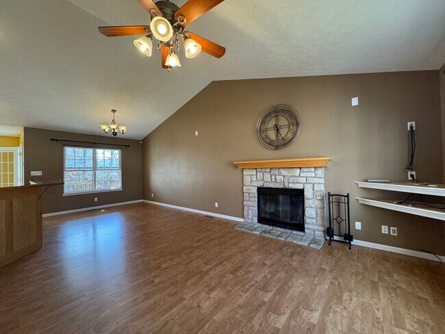 Building Photo - Beautiful spacious home in Waynesville