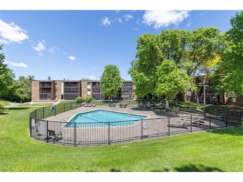 Building Photo - 35 Nathan Ln N