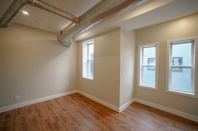 Building Photo - 612 S 5th St