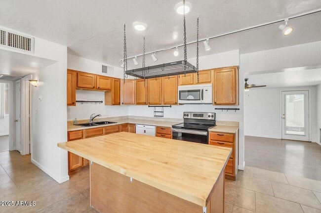 Building Photo - 1526 W Huntington Dr