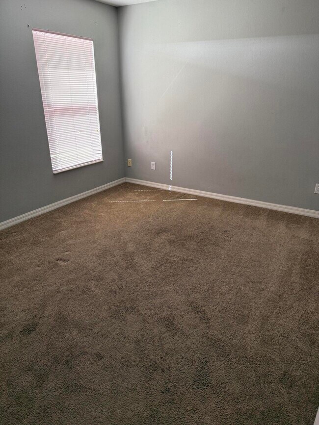 Building Photo - 5824 NW Zenith Dr