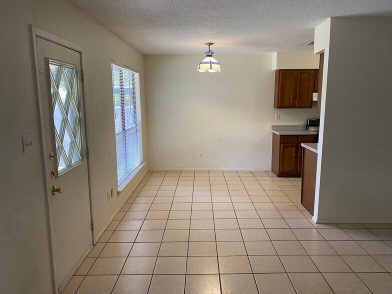 Dining room - 2027 Castle Gate Cir