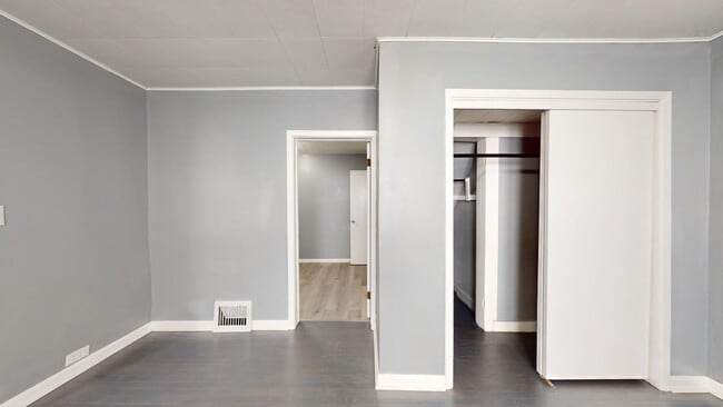 Building Photo - ** AVAILABLE OCTOBER 2025 *** Old Brooklyn...