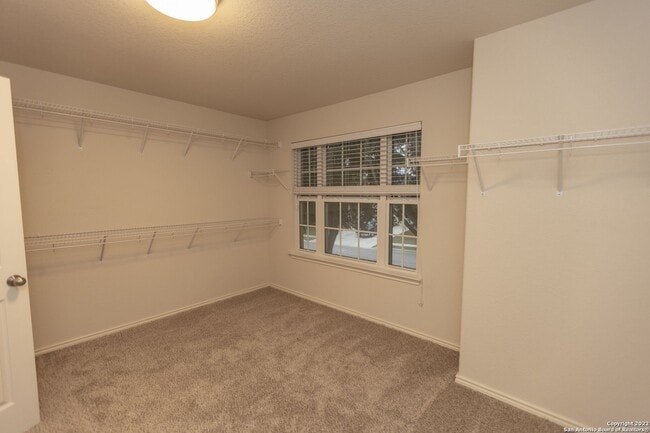 Building Photo - Stunning 5 bedroom 3 full bath home in the...