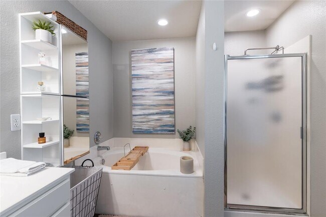 Building Photo - 201 S Sumac Ln