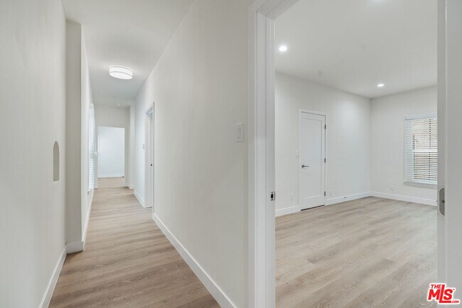 Building Photo - 144 N Swall Dr