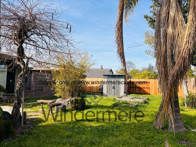 Building Photo - Mid-Century Modern Gem! 3 -Bed, 2-Bath wit...