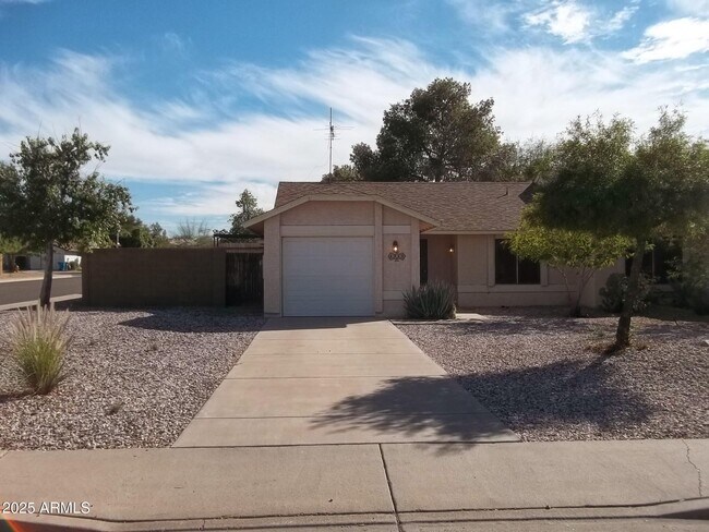 Primary Photo - 3233 W Mohawk Ln