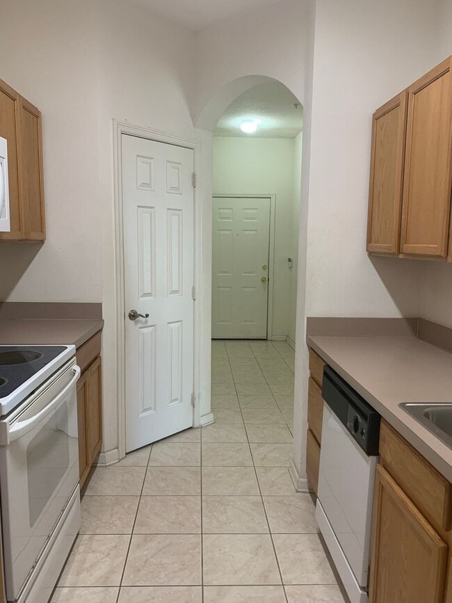 Building Photo - Lovely 3 Bedroom 2 Bath Condo