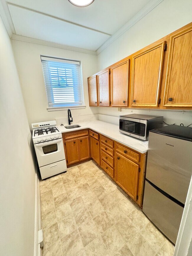 Building Photo - Studio Apartment in Uptown Charlotte!