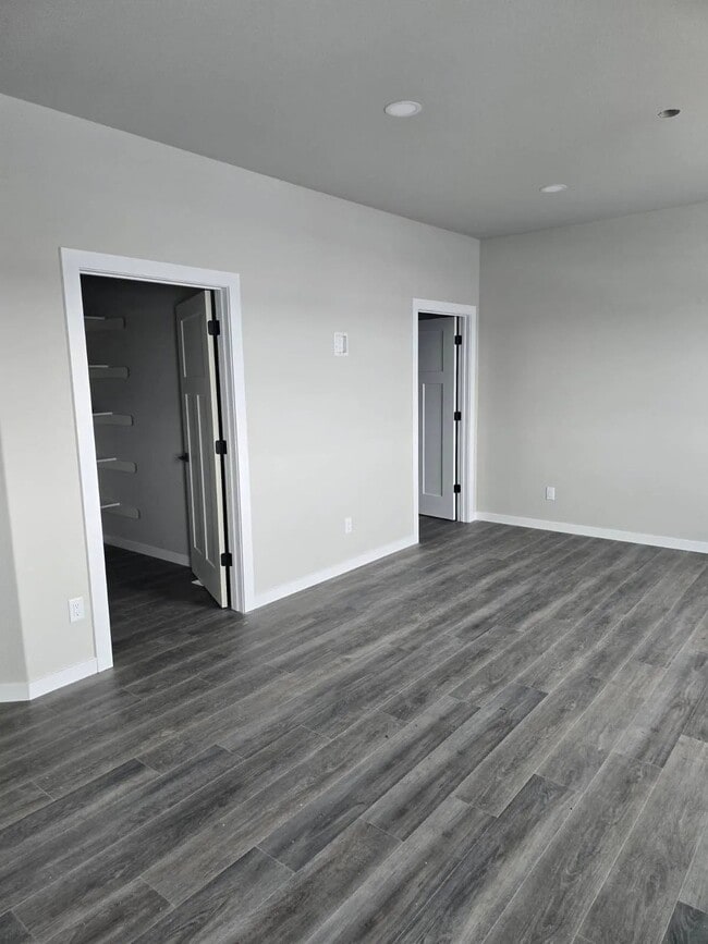 Welcome to Paradise Valley Townhomes, where modern living meets comfort. This spacious layout features sleek flooring, ample natural light, and stylish finishes. Make it your haven today! Contact us for a personal tour and see your new home. - Paradise Valley Townhomes & Apartments