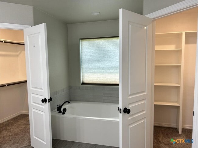 Building Photo - 620 Holstein Dr