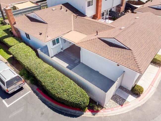 Building Photo - Walk to the Beach