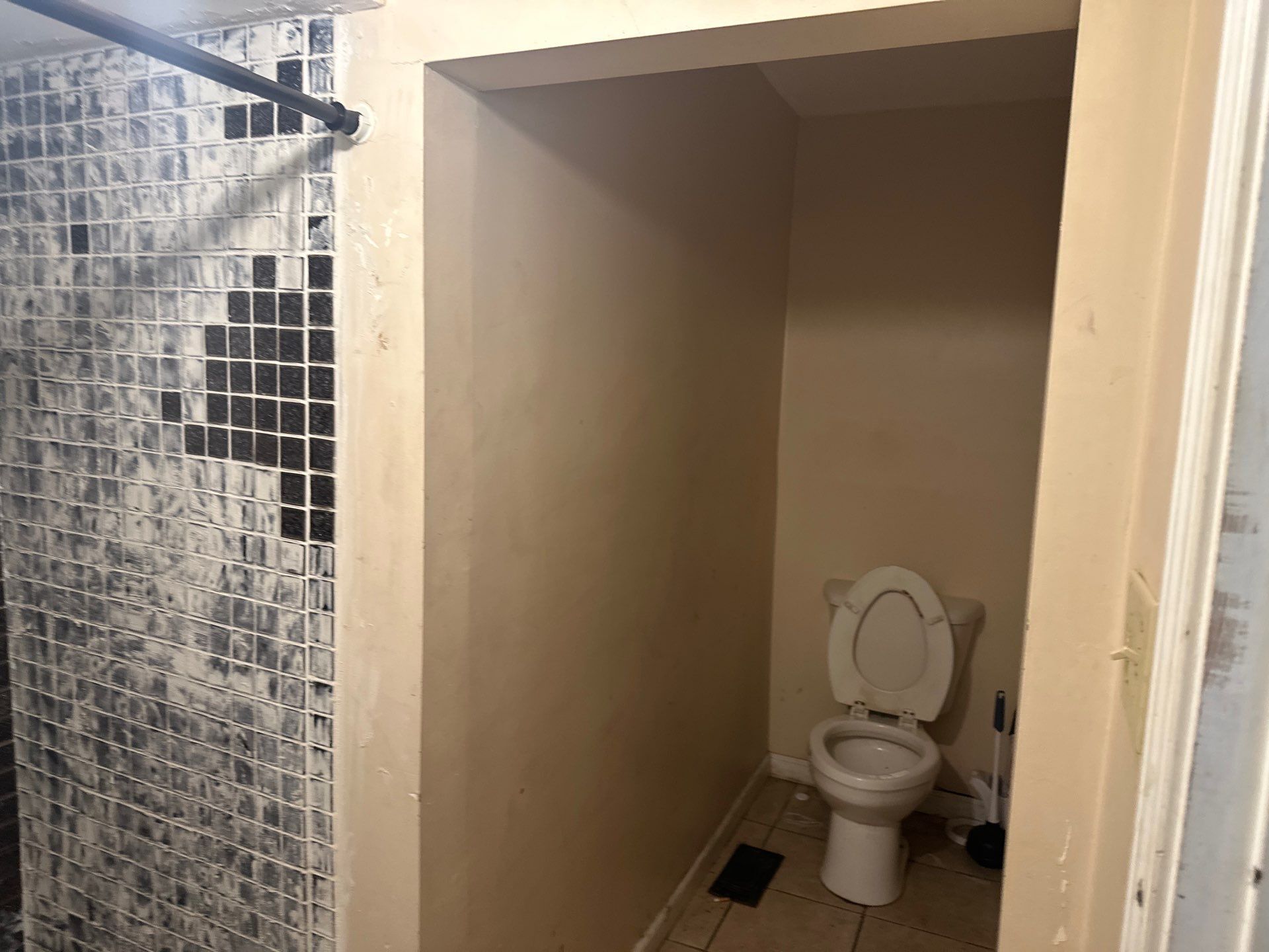 Building Photo - 805 S Hickory St