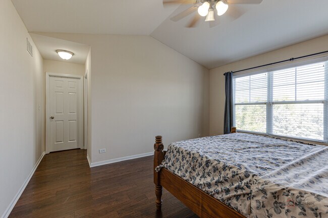 Building Photo - 533 Plaza Pl
