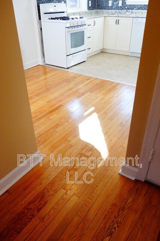 Building Photo - 907 Hudson Ave