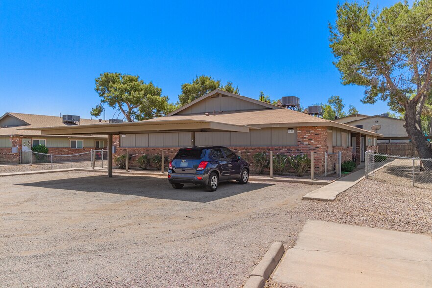 Covered Parking - 2937 E Beck Ln