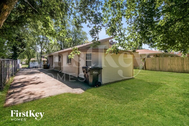 Building Photo - 2108 N Linden Ave