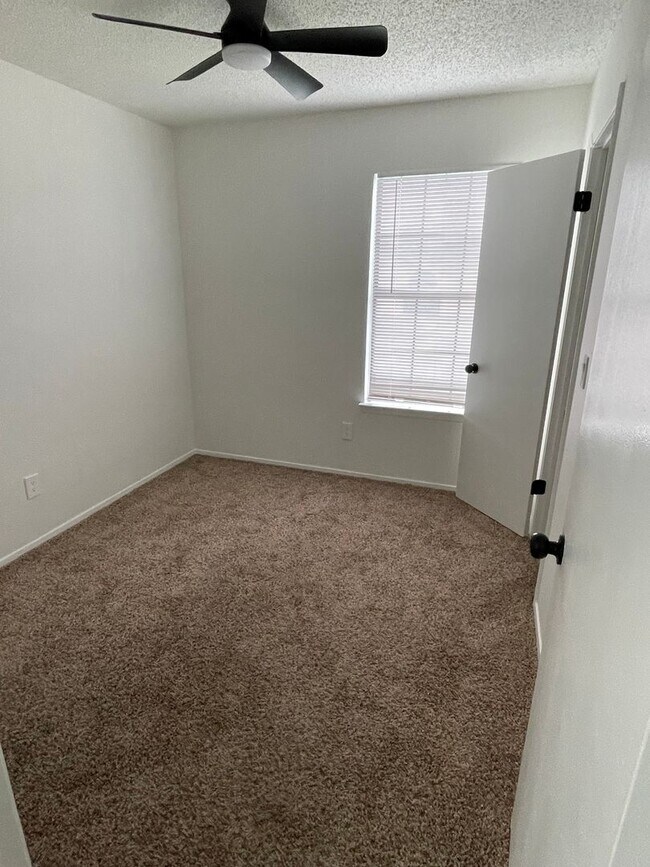 Building Photo - 3 BEDROOM CONDO BY UNT