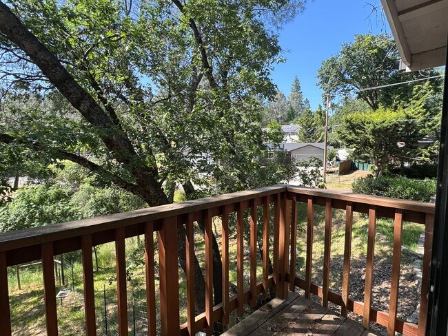 Building Photo - 3 Bedroom 2 Bath Home with Bonus Room larg...