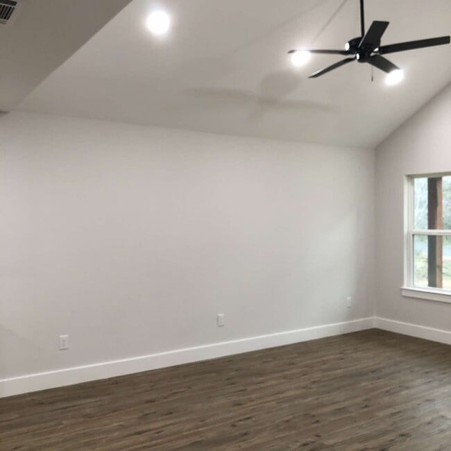 Building Photo - 700 W Parnell St