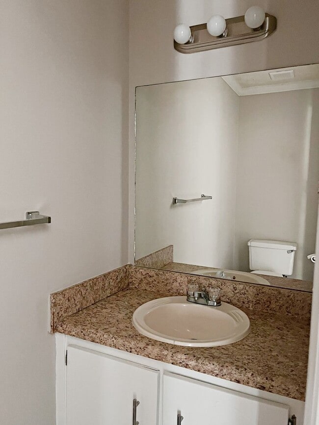 Building Photo - Beautiful 3 Bedroom Home