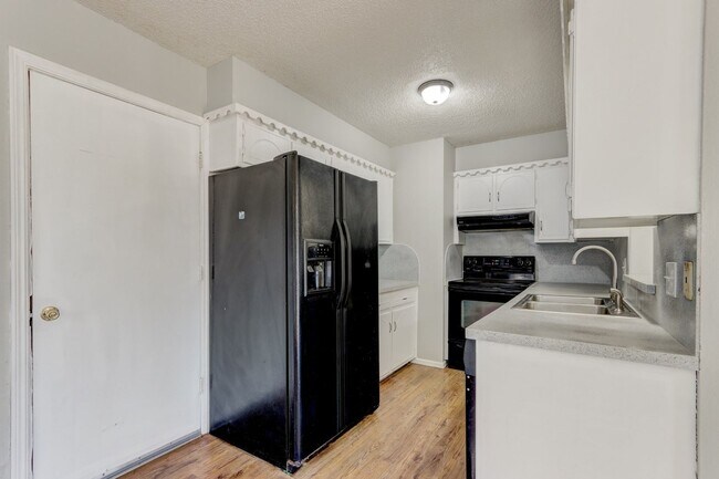Building Photo - 4 bed house in Yukon!