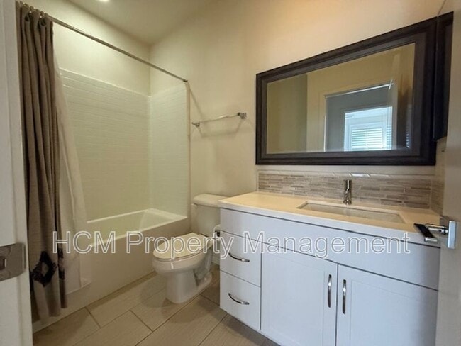 Building Photo - 804 El Paseo