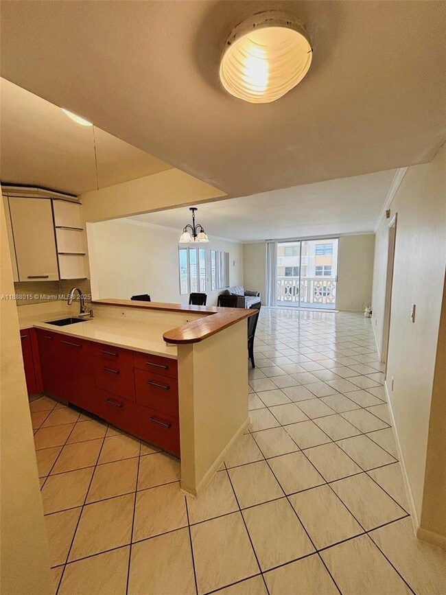 Building Photo - 1817 S Ocean Dr