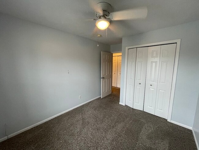 Building Photo - Lake Bella Vista Townhome Rockford