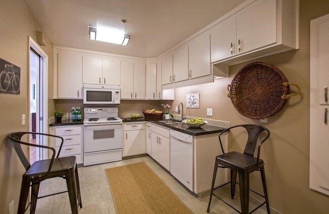 Building Photo - Live by the Bay: Renovated 2 Bed, 2 Bath