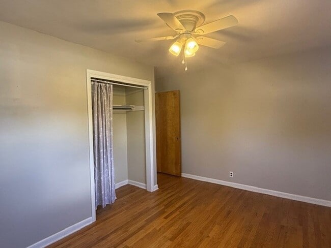 Building Photo - House For Lease