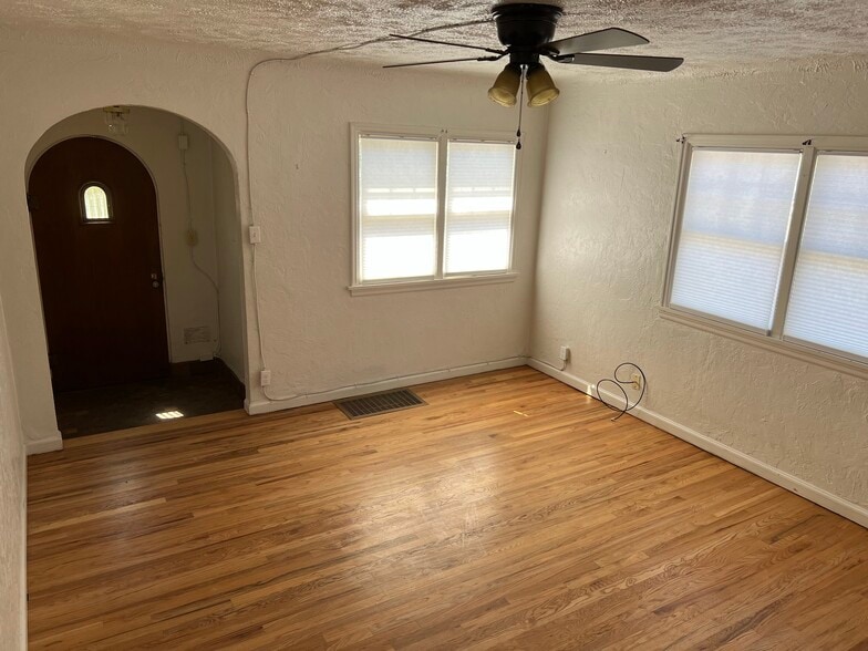 Entryway - 426 W Benton St